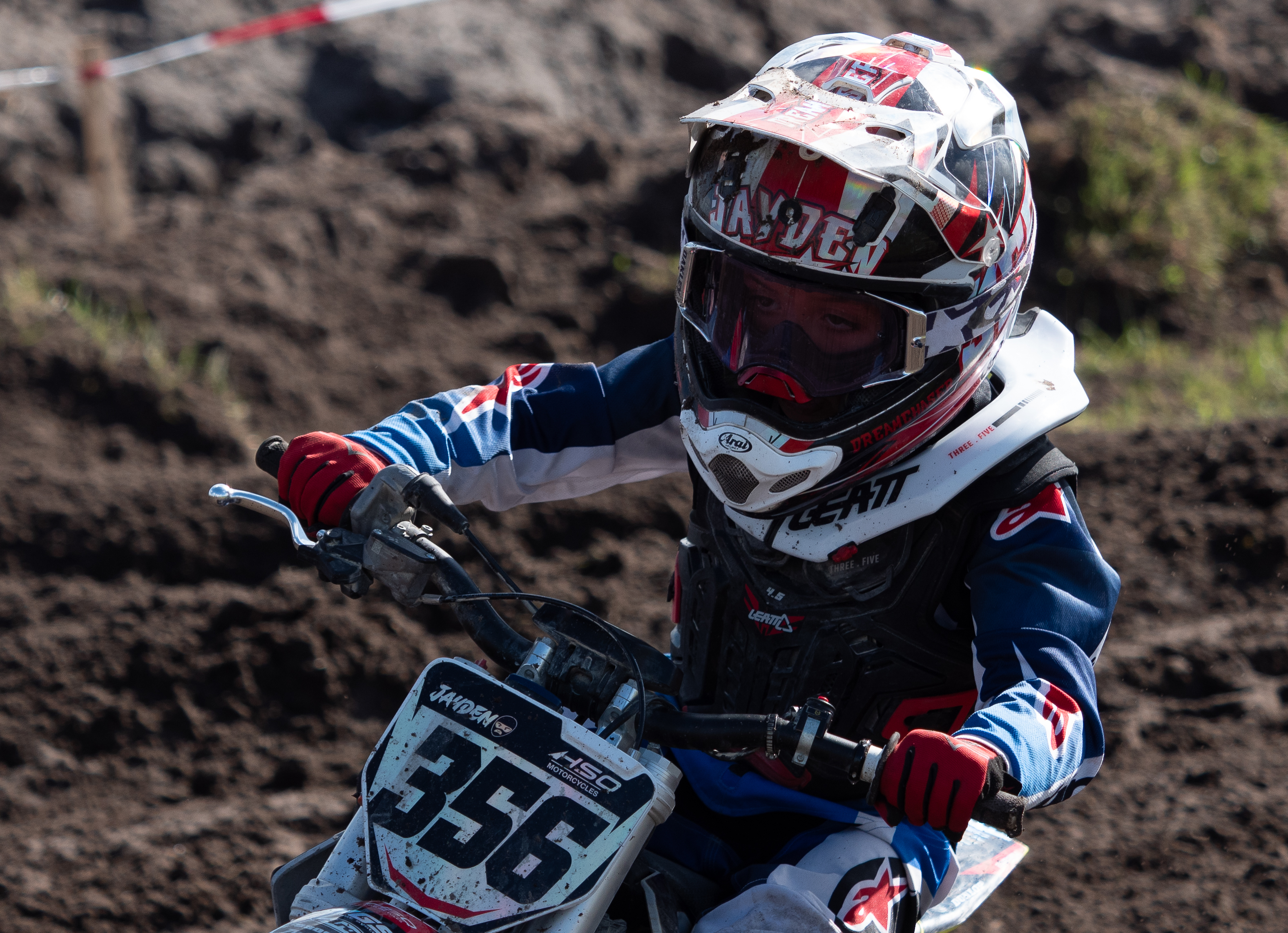 Jayden vol gas in kleur op zijn crossmotor